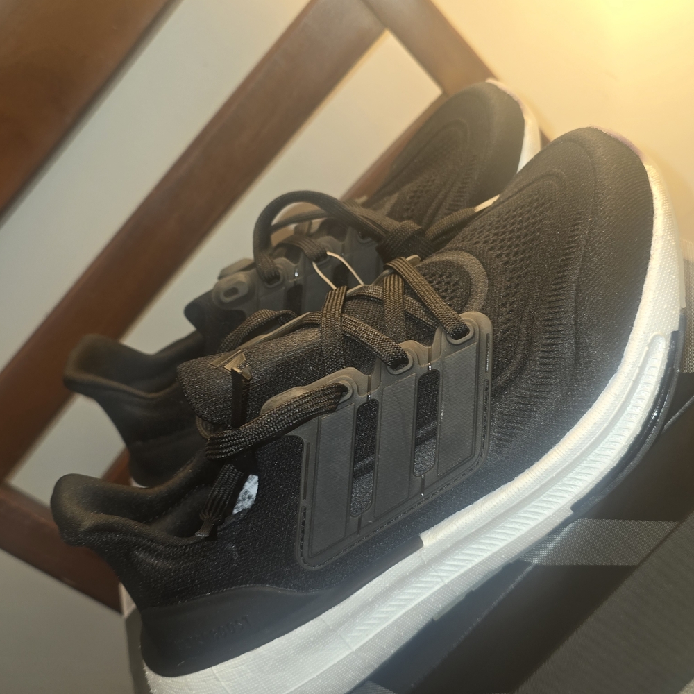 Adidas sneakers Ultraboost Light sz 5.5 Women (4 youth)